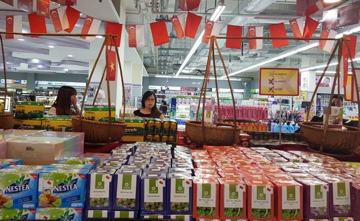 Hàng Việt Nam tại siêu thị của Tập đoàn NTUC FairPrice (Singapore).