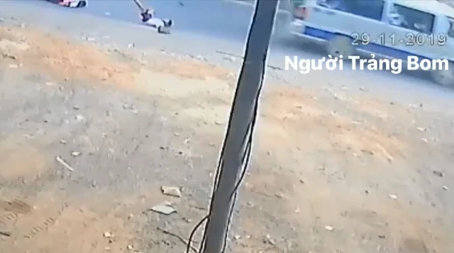 Ảnh cắt từ clip: Hai học sinh rơi từ xe ô-tô xuống Quốc lộ 1A.