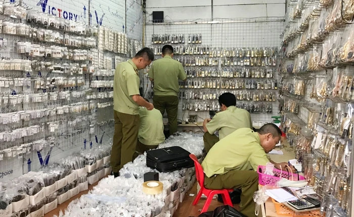 Lực lượng chức năng đã kiểm tra 7 kinh doanh lớn tại Chợ Ninh Hiệp và thu giữ một lượng lớn sản phẩm hàng hóa giả mạo các thương hiệu lớn