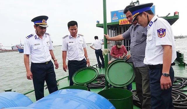 Lực lượng chức năng xử lý tàu chở dầu không có hóa đơn chứng từ chứng minh nguồn gốc xuất xứ tại khu vực biển Côn Đảo (tỉnh Bà Rịa - Vũng Tàu).
