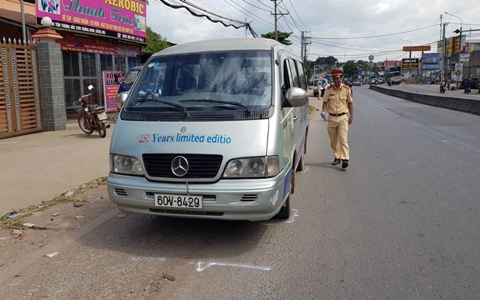 Lực lượng chức năng điều tra vụ xe ô-tô làm rơi hai học sinh xuống Quốc lộ 1A ở huyện Trảng Bom.