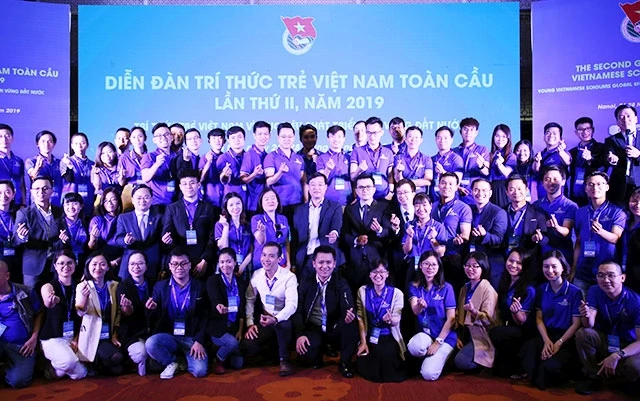 Các thành viên Ban tổ chức và đại biểu tại Diễn đàn Trí thức trẻ Việt Nam toàn cầu lần thứ II. Ảnh: LÂM HẢI
