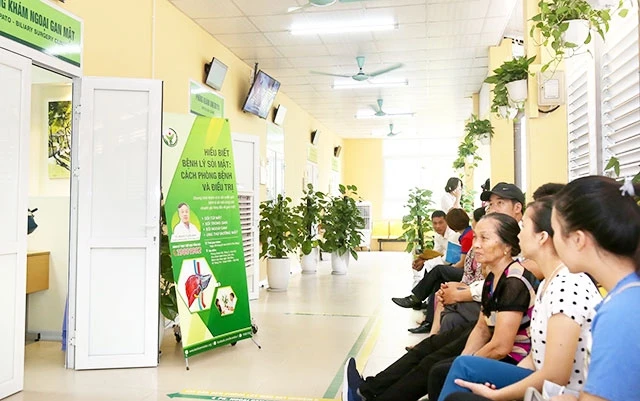 Khu vực chờ khám bệnh của Bệnh viện Hữu nghị Việt Đức được sắp xếp hợp lý, bố trí cây xanh, quạt mát.