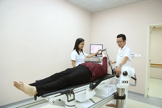Bệnh nhân được phục hồi chức năng vận động nhờ hệ thống robot tân tiến.