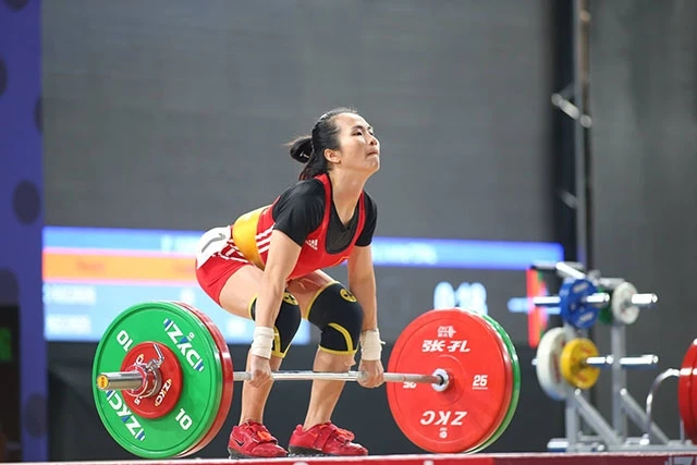 Nữ đô cử Vương Thi Huyền thực hiện phần thi ở nội dung 45 kg của nữ.