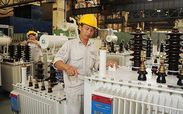 Lắp ráp máy biến áp tại Tổng công ty Thiết bị điện Đông Anh (Hà Nội).Ảnh: THANH LÂM