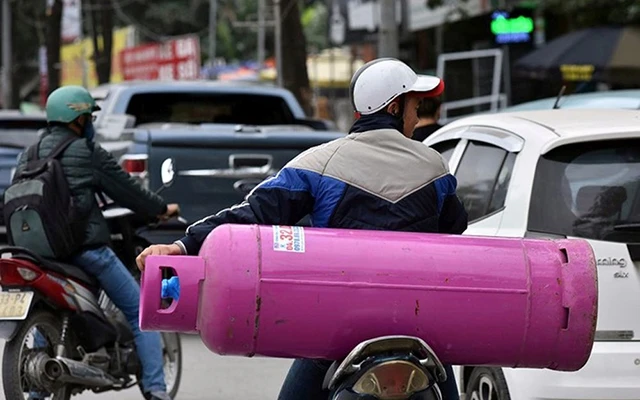Những chiếc xe máy chở bình ga xuất hiện hằng ngày trên các tuyến đường Hà Nội.Ảnh: BÌNH MINH