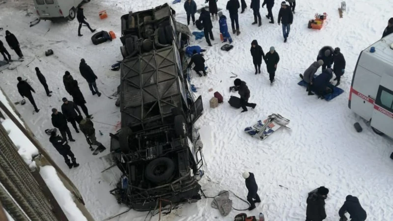 Nga: Xe khách lao xuống sông băng làm 19 người thiệt mạng