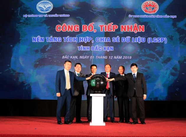 Bộ trưởng Thông tin và Truyền thông Nguyễn Mạnh Hùng dự, cùng lãnh đạo tỉnh Bắc Kạn nhấn nút khai trương LGSP Bắc Kạn.