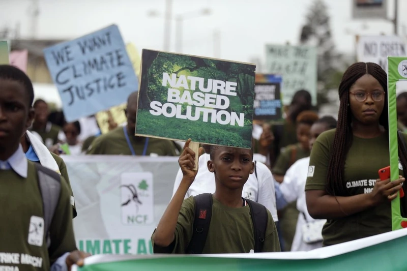 Người dân tuần hành kêu gọi hành động ngăn chặn biến đổi khí hậu trên đường phố Lagos, Nigeria (Ảnh: AP)