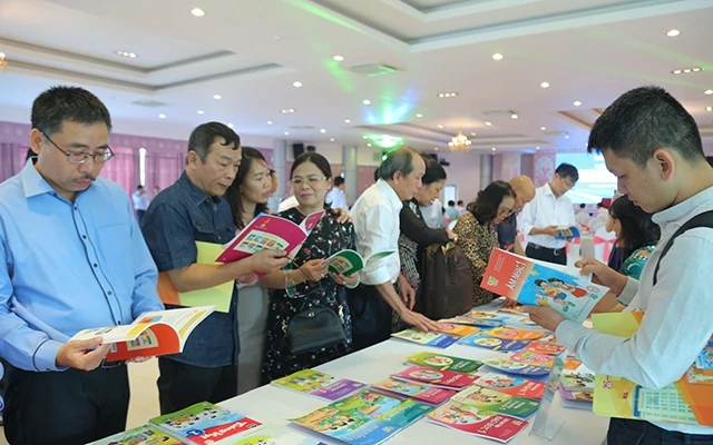 Tham quan các bản mẫu sách giáo khoa mới do Nhà xuất bản Giáo dục Việt Nam biên soạn.Ảnh: BÁ HẢI