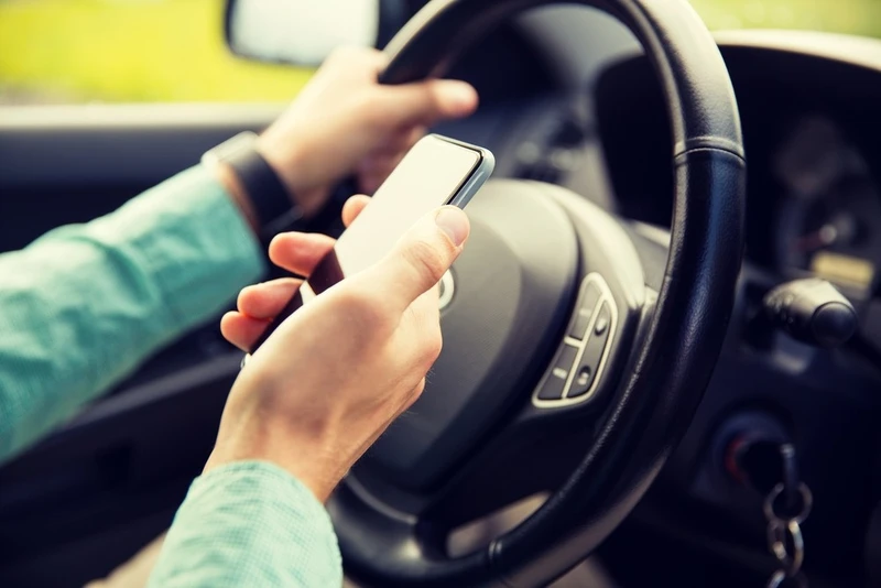 Sử dụng điện thoại di động khi đang lái xe có thể bị phạt tù một năm tại Nhật Bản (Ảnh: SHUTTERSTOCK)