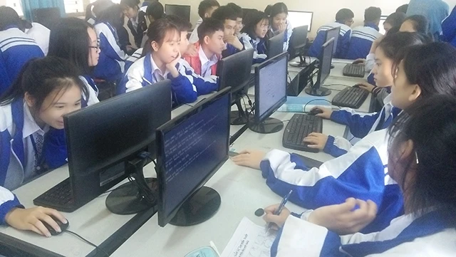 Học sinh Trường Phổ thông Vùng cao Việt Bắc trong giờ học môn Tin học.