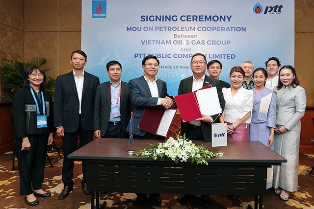 Ký kết biên bản ghi nhớ hợp tác dầu khí giữa PetroVietnam và PTT tại ASCOPE 2019.