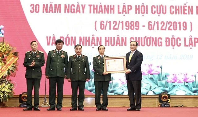 Đồng chí Hoàng Trung Hải, Ủy viên Bộ Chính trị, Bí thư Thành uỷ Hà Nội trao Huân chương Độc lập hạng Nhì cho lãnh đạo Hội Cựu chiến binh thành phố Hà Nội.