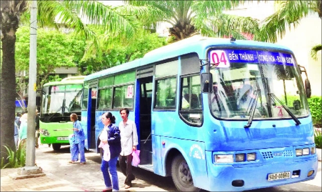 Xe buýt đón trả khách tại bến xe buýt Công viên 23-9 (Quận 1).