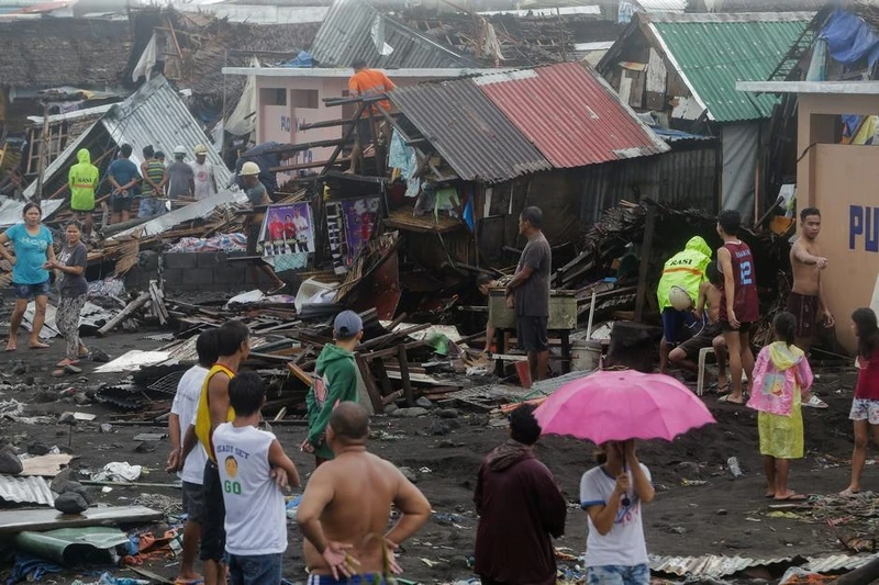  Người dân dọn dẹp đống đổ nát sau bão Kammuri, TP Legazpi (Ảnh: REUTERS)