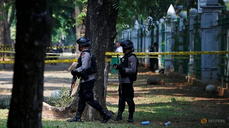 Cảnh sát Jakarta phong tỏa khu vực Đài tưởng niệm Monas sau vụ nổ sáng nay (Ảnh: REUTERS)
