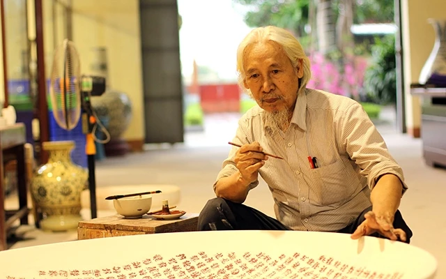 Nhà thư pháp Lê Thiên Lý viết 1.000 chữ Long trên đĩa gốm Chu Ðậu.