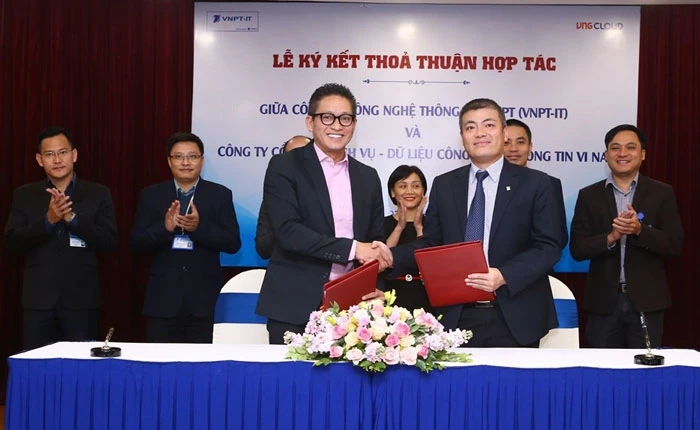 Đại diện VNG - ông Vũ Minh Trí (trái) và ông Ngô Diên Hy của VNPT-IT bắt tay nhằm đem lại dịch vụ đám mây ưu việt cho doanh nghiệp Việt.