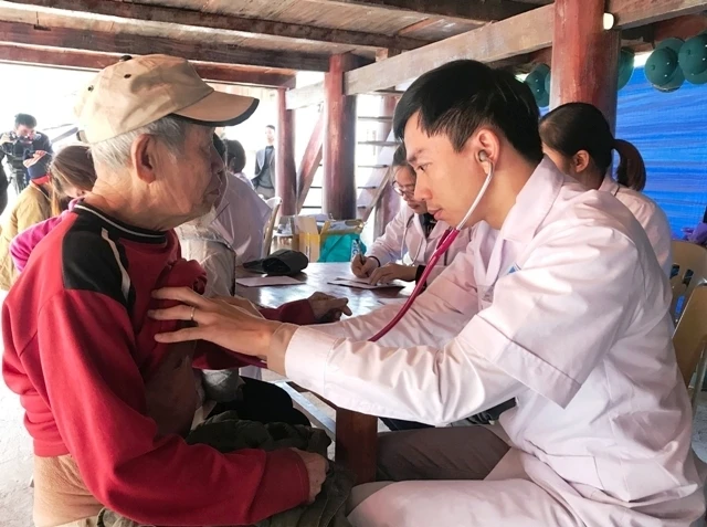 Các bác sĩ khám sức khỏe cho người cao tuổi ở Yên Khương.