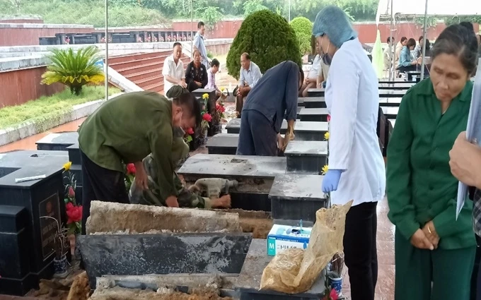 Hiện trường khai quật 13 ngôi mộ tại Nghĩa trang liệt sĩ tỉnh Bắc Kạn vào ngày 23-10-2019. 