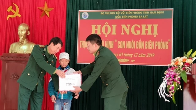 Bộ đội Biên phòng Nam Định trao quà cho em Trần Văn Duẩn, “con nuôi đồn biên phòng” Ba Lạt.