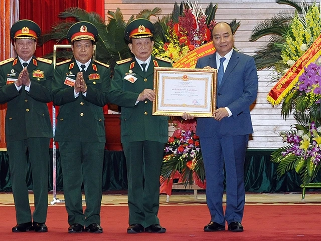Thủ tướng Nguyễn Xuân Phúc trao Huân chương Lao động hạng nhất tặng Hội Cựu chiến binh Việt Nam. Ảnh: TRẦN HẢI