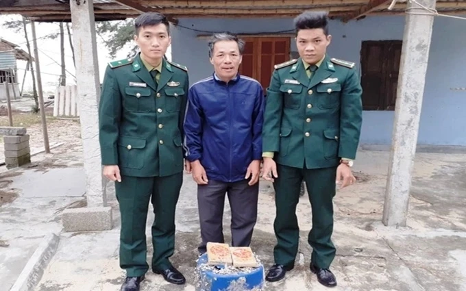 Người dân ở xã Quảng Ngạn bàn giao số ma túy cho Bộ đội Biên phòng tỉnh Thừa Thiên Huế.