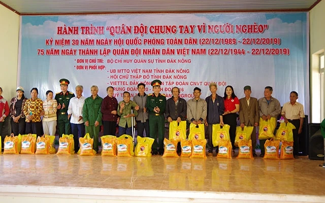 Tặng quà cho đồng bào nghèo, gia đình chính sách tại hai xã Đắk R’Tih và Đắk Ngo, huyện Tuy Đức, tỉnh Đắk Nông.