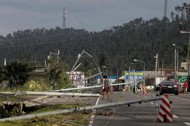 Thị trấn Camalig ngổn ngang sau bão Kammuri (Ảnh: REUTERS)