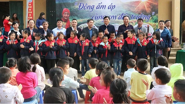 Trao áo ấm cho học sinh xã Búng Lao.