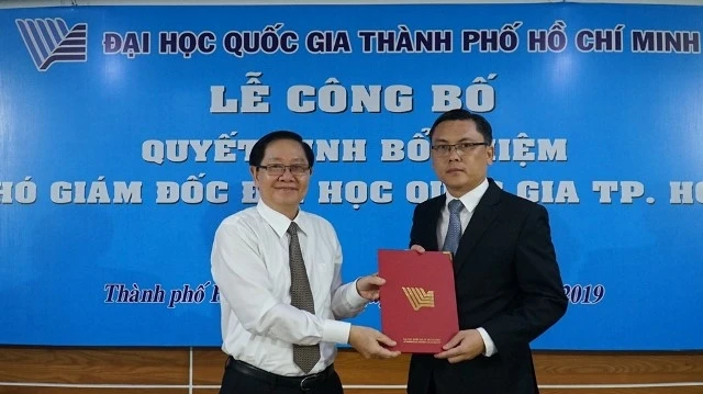 Bộ trưởng Nội vụ Lê Vĩnh Tân trao quyết định bổ nhiệm cho PGS,TS Nguyễn Minh Tâm.