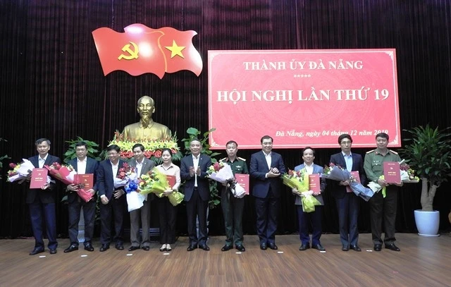 Thường trực Thành ủy Đà Nẵng trao Quyết định của Ban Bí thư và tặng hoa các đồng chí vừa được bổ sung vào BCH Đảng bộ thành phố Đà Nẵng nhiệm kỳ 2015-2020.