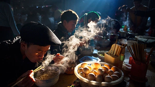 Tác phẩm “Bữa sáng ở chợ phiên” của NSNA Nguyễn Hữu Thông.