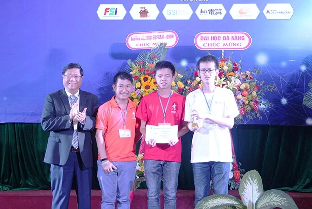 Dịp này, Ban Tổ chức trao giải thưởng cho Kỳ thi ICPC quốc gia, trao giải cho đội vô địch đến từ Trường đại học Khoa học tự nhiên - Đại học quốc gia TP Hồ Chí Minh.