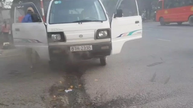 Xe ô-tô chở học sinh tiểu học bốc khói. 