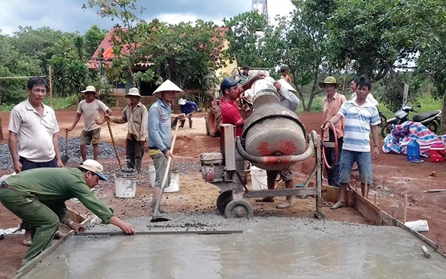 Huy động nhiều nguồn lực tham gia làm đường giao thông nông thôn ở xã Ðoàn Kết, huyện Bù Ðăng (Bình Phước). Ảnh: BẰNG GIANG