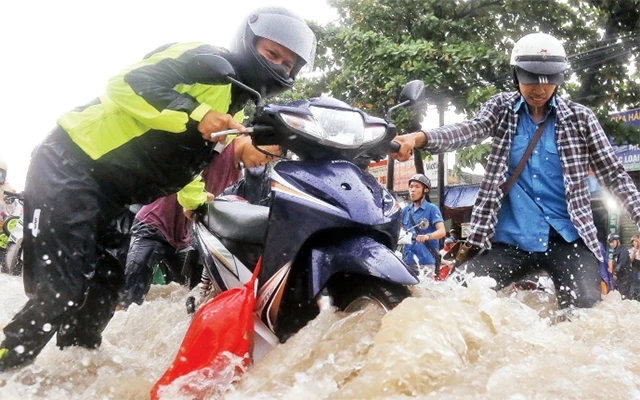 Ngập nước trên đường Bùi Văn Hòa, TP Biên Hòa (Ðồng Nai) trở thành nỗi ám ảnh của người dân. 
