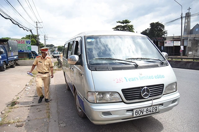 Ô-tô chở hai học sinh rơi xuống đường đã hết hạn kiểm định.