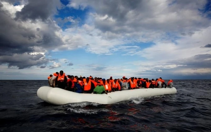 Thuyền chở người di cư lênh đênh ngoài khơi bờ biển Libya, tháng 1-2017. (Ảnh: Reuters)