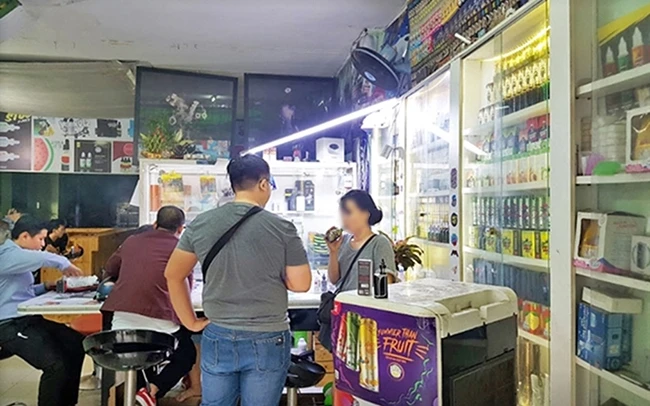 Cửa hàng thuốc lá điện tử trên đường Cách Mạng Tháng Tám, quận 3, TP Hồ Chí Minh. Ảnh: THANH HOA