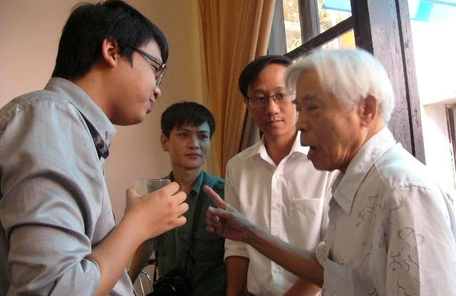 Nhà nghiên cứu Phan Tuấn Anh, nhà thơ Lê Minh Đạt, nhà nghiên cứu Trần Thiện Khanh, GS Nguyễn Văn Hạnh tại Hội nghị những người trẻ viết về lý luận, phê bình văn học, nghệ thuật khu vực phía bắc.