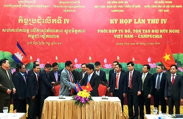 Bộ Quốc phòng Việt Nam và Hội đồng Quốc gia Mặt trận Đoàn kết phát triển Tổ quốc Cam-pu-chia ký kết các nội dung phối hợp tại kỳ họp lần thứ 4.