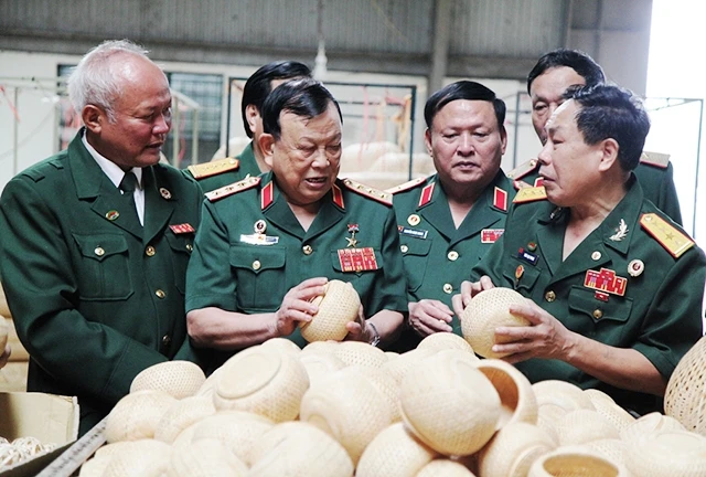Lãnh đạo T.Ư Hội Cựu chiến binh Việt Nam thăm Công ty Mây, tre đan xuất khẩu Ðức Phong của doanh nhân CCB Thái Ðại Phong.