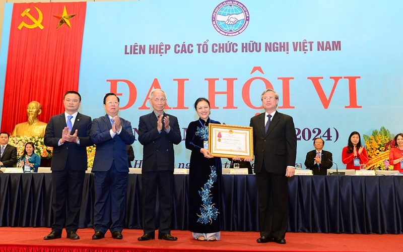 Đồng chí Trần Quốc Vượng trao Huân chương Lao động hạng Nhất của Chủ tịch nước cho tập thể Liên hiệp các tổ chức hữu nghị Việt Nam. Ảnh: VUFO.