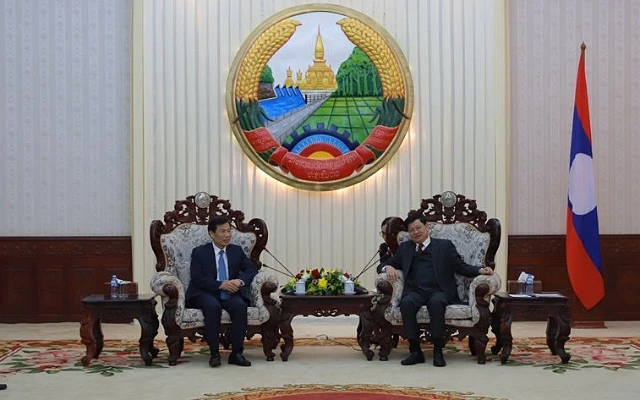 Thủ tướng Lào Thongloun Sisoulith (bên phải) tiếp thân mật Bộ trưởng Nguyễn Ngọc Thiện và Đoàn đại biểu Bộ Văn hóa, Thể thao và Du lịch, ngày 6-12