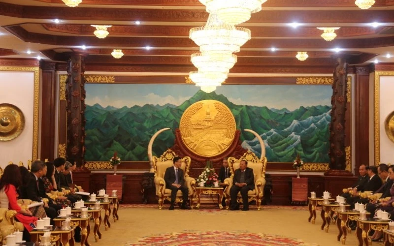 Tổng Bí thư, Chủ tịch nước Lào Bounnhang Vorachith (bên phải) tiếp thân mật Đoàn công tác của Bộ Tư pháp do Bộ trưởng Lê Thành Long dẫn đầu, ngày 6-12.