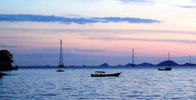 Gắn biển công trình cấp điện ra xã đảo Tiên Hải