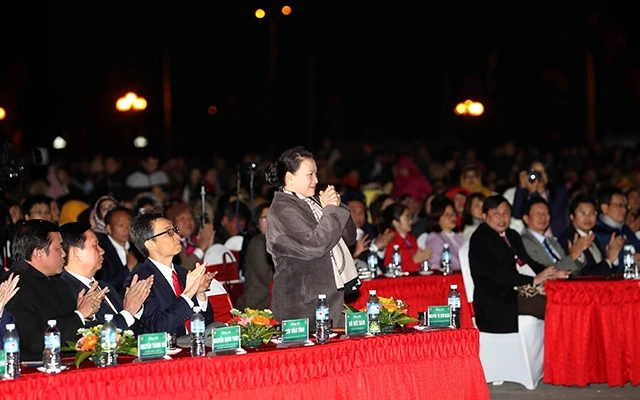Chủ tịch QH Nguyễn Thị Kim Ngân và các đại biểu dự buổi lễ. Ảnh: TRỌNG ÐỨC (TTXVN)